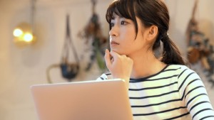 PCを前に考え込む社会人